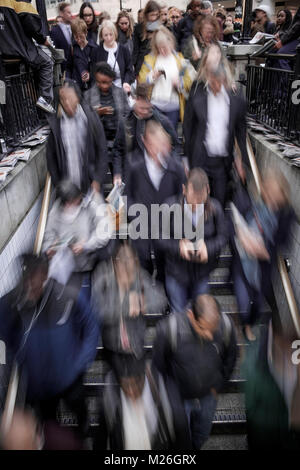 Die London Street Fotografie: verschwommenes Zahlen absteigend Schritte zur Tube Station. Stockfoto