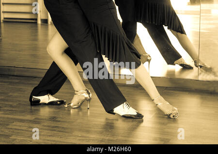 Paar Tänzer tanzen Lindy Hop in hellem Gold und schwarze und weiße Schuhe Stockfoto