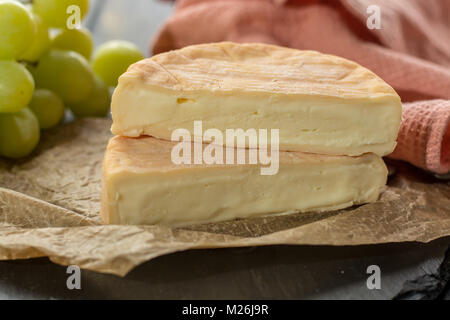 Französische weich stark riechendem Käse Munster aus dem Elsass Nahaufnahme Stockfoto