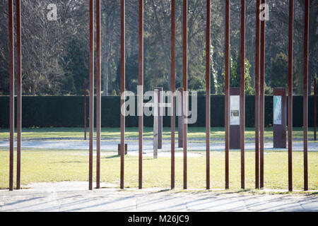 Gedenk-Kreuz von der Sophien-Gemeinde vor Überrest Abschnitt der Berliner Mauer im Berliner Mauer Memorial Park Stockfoto