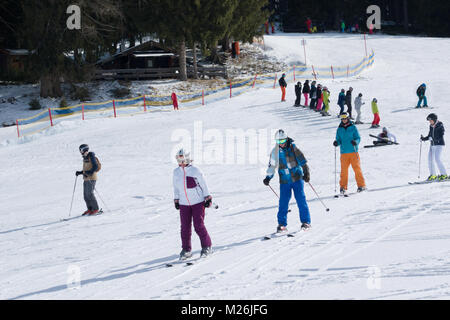 Skifahrer, die einen Ski Lektion auf der Übungshänge, Niederau, Alpbach, Tirol, Österreich, Europa Stockfoto