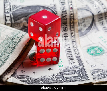 Würfel und alten Dollar close-up Spiel Geld Stockfoto