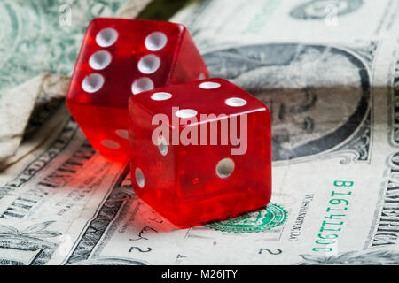 Würfel und alten Dollar close-up Spiel Geld Stockfoto