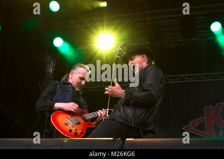 Norwegen, Kvinesdal - 8. Juli 2017. Die Schweizer Heavy Metal Band Krokus führt ein Live Konzert während der norwegischen Musik Festival Norwegen Rock Festival 2017. Hier Gitarristen Fernando von Arb (L) und Mark Kohler (R) sind live auf der Bühne gesehen. Stockfoto