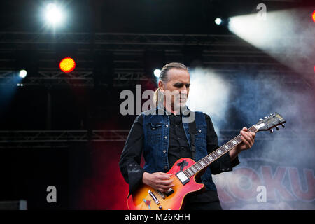 Norwegen, Kvinesdal - 8. Juli 2017. Die Schweizer Heavy Metal Band Krokus führt ein Live Konzert während der norwegischen Musik Festival Norwegen Rock Festival 2017. Hier Gitarrist Fernando von Arb gesehen wird live auf der Bühne. Stockfoto