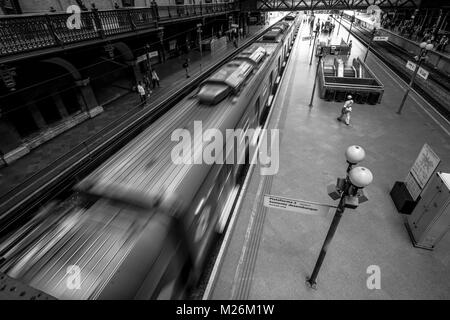 SAO PAULO, Brasilien - Februar 02: Schwarz-weiss Bild der Plattform und der Zug in Bewegung zu Lus Station, dem Hauptbahnhof von Cptm in Sao entfernt Stockfoto
