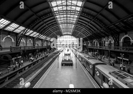SAO PAULO, Brasilien - Februar 02: Schwarz und Weiß Bild von allen Plattformen von Luz entfernt, der Hauptbahnhof von der Metropolitan Rail System in Sao Paul Stockfoto