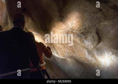 Vallon-Pont-d'Arc (Südostfrankreich): Caverne du Pont-d'Arc, Nachbildung der Chauvet-Höhle, eingetragen als UNESCO-Weltkulturerbe. Es sammelt sich Stockfoto