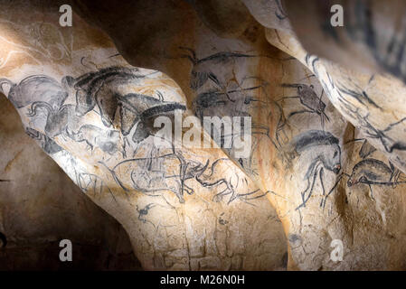 Vallon-Pont-d'Arc (Südostfrankreich): Caverne du Pont-d'Arc, Nachbildung der Chauvet-Höhle, eingetragen als UNESCO-Weltkulturerbe. Es sammelt sich Stockfoto