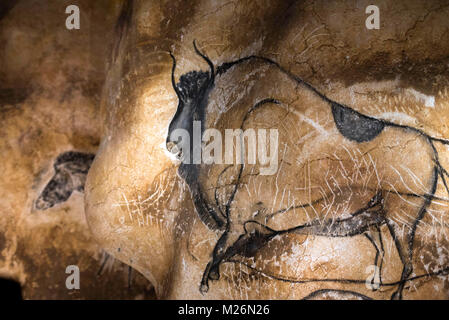 Vallon-Pont-d'Arc (Südostfrankreich): Caverne du Pont-d'Arc, Nachbildung der Chauvet-Höhle, eingetragen als UNESCO-Weltkulturerbe. Es sammelt sich Stockfoto