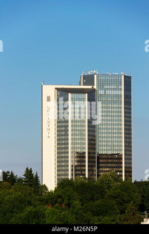 Prag, tschechische Republik - 13. Juli: Corinthia Hotel Logo auf den Bau von Prag hotel am 13. Juli 2017 in Prag, Tschechische Republik. Stockfoto