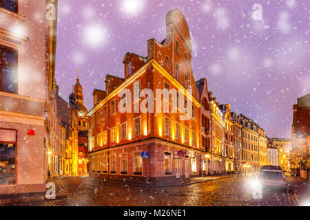 Nachtstraße in der alten Stadt von Riga, Lettland Stockfoto