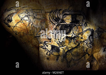 Vallon-Pont-d'Arc (Südostfrankreich): Caverne du Pont-d'Arc, Nachbildung der Chauvet-Höhle, eingetragen als UNESCO-Weltkulturerbe. Es sammelt sich Stockfoto