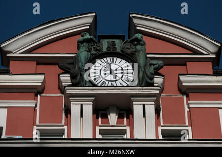 Uhr schmückt Fassade eines alten Gebäudes, in dem das Ministerium für Arbeit und Sozialpolitik (MLSP) in der Stadt Sofia, Hauptstadt von Bulgarien. Stockfoto