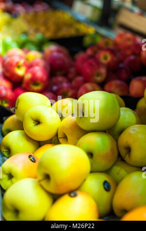 Frische Lebensmittel ausgeht: der Verkauf von verschiedenen Arten von Äpfeln Stockfoto