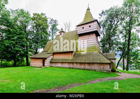 Alte gotische Holzkirche in Grywald Dorf - Die Kirche von St. Martin, Pieniny, Polen, im 15. Jahrhundert gebaut - (Holz- Architekt Stockfoto