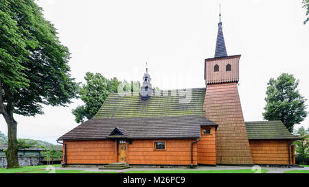 Alte gotische Holzkirche in Lopuszna Dorf, Polen, im 15. Jahrhundert gebaut - die Pfarrkirche der Heiligen Dreifaltigkeit - (Holzarchitektur Route in Ma Stockfoto