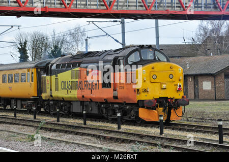 Colas Rail Freight Klasse 37 mit Oberleitung Inspektion Zug in Cambridge, England, Großbritannien Stockfoto