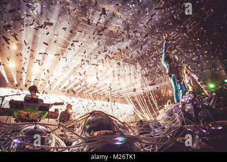 Sänger Wayne Coyne von der amerikanischen Band The Flaming Lips im Nothside Festival 2013 ist. Die Band ist bekannt für Ihre aufwendigen Live-shows. Dänemark 15/06 2013. Stockfoto