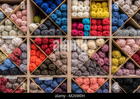 Skeins of wool in a rack Stockfoto