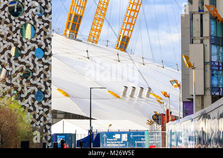 London, UK, 25. Februar, 201 - Die O2-Arena gesehen durch zwei Gebäude in Greenwich Peninsula Stockfoto
