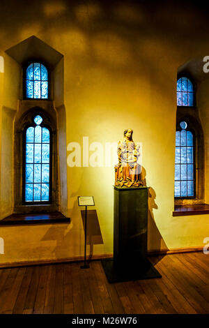 Madonna thronte um 1440, Inneres der Nationalgalerie, Skulptur mittelalterliche Kunst Prag, St. Agnes Kloster, Prag, Tschechische Republik Stockfoto