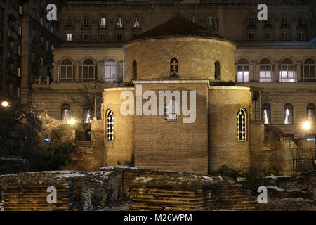 Blick auf die Kirche von St. George, einer Frühchristlichen Red brick Rundbau, der von den Römern im 4. Jahrhundert inmitten der Überreste der antiken Stadt Serdica in der Stadt Sofia, Hauptstadt von Bulgarien. Stockfoto