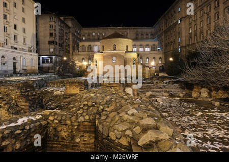 Blick auf die Kirche von St. George, einer Frühchristlichen Red brick Rundbau, der von den Römern im 4. Jahrhundert inmitten der Überreste der antiken Stadt Serdica in der Stadt Sofia, Hauptstadt von Bulgarien. Stockfoto