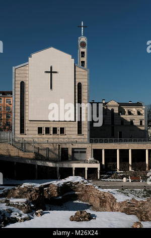 Die Römisch-katholische Kathedrale des Hl. Joseph über die Reste der westlichen Tor der Römischen Stadt Serdica, sobald dieser Bereich belegt und wurden ab 2010 ausgegraben beim Bau der U-Bahn in die Stadt Sofia, Hauptstadt von Bulgarien bis 2012. Stockfoto