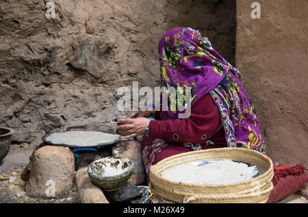 Al Hamra Oman, Febrary 2nd, 2018: omani Frau Vorbereitungen in der Küche der traditionellen Haus Stockfoto