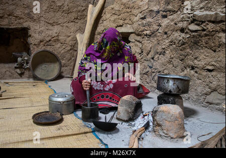 Al Hamra Oman, Febrary 2nd, 2018: omani Frau Vorbereitungen in der Küche der traditionellen Haus Stockfoto