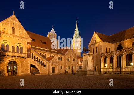 Das Schloss Quadrat (Burgplatz) mit Statue der Braunschweiger Löwe, der in der Altstadt von Braunschweig (Braunschweig), Deutschland Stockfoto