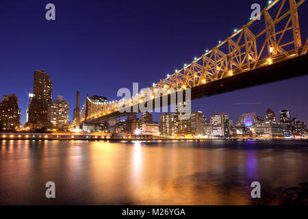 Die Queensboro Brücke über den East River und der Upper East Side, Manhattan, New York City, NY, USA Stockfoto