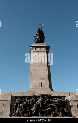 Blick auf das Denkmal für die sowjetischen Armee auf Tsar Osvoboditel Boulevard erbaut im Jahr 1954 anläßlich des 10. Jahrestages der Befreiung von der sowjetischen Armee, die die Russische Interpretation der Komplexe militärische Geschichte Bulgariens während des Zweiten Weltkrieges in Sofia, der Hauptstadt Bulgariens Stockfoto