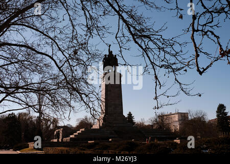 Blick auf das Denkmal für die sowjetischen Armee auf Tsar Osvoboditel Boulevard erbaut im Jahr 1954 anläßlich des 10. Jahrestages der Befreiung von der sowjetischen Armee, die die Russische Interpretation der Komplexe militärische Geschichte Bulgariens während des Zweiten Weltkrieges in Sofia, der Hauptstadt Bulgariens Stockfoto