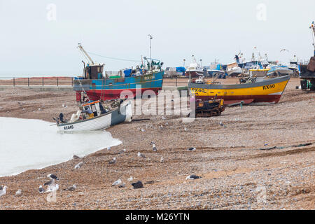 Ein Fischerboot auf Hastings Altstadt Stade Fishermens Strand, East Sussex, UK gezogen wird. Stockfoto