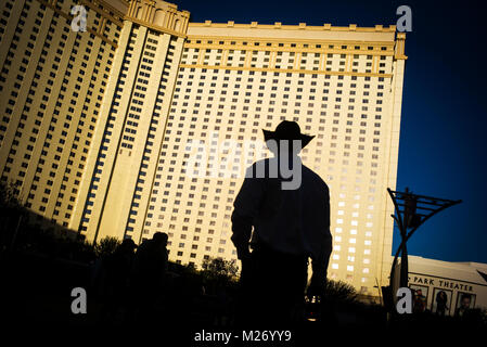 Ein cowboy Spaziergänge vor einem Hotel in Las Vegas. Stockfoto