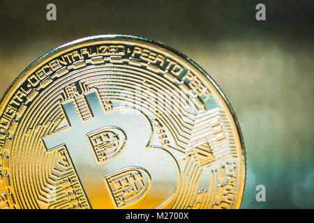 Golden Bitcoin auf einen hellen Hintergrund. Nahaufnahme Stockfoto