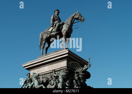 Das Reiterdenkmal des Zaren Befreier vom italienischen Bildhauer Arnoldo Zocchi, errichtet von schwarzem, poliertem Granit von Vitosha im Jahre 1907 zu Ehren des russischen Kaisers Alexander II., der Bulgarien von der osmanischen Herrschaft befreit während des Russisch-türkischen Krieg von 1877-78. Im Zentrum von Sofia, der Hauptstadt Bulgariens. Stockfoto