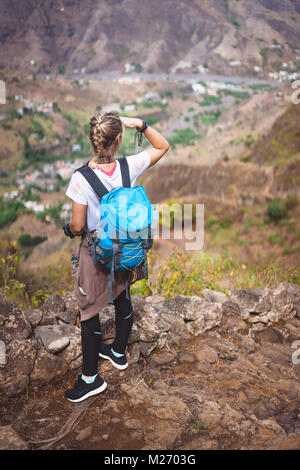 Frau Tourist auf gepflasterten Pfad suchen über malerische Ortschaft Coculi. Santo Antao, Cabo Verde Stockfoto