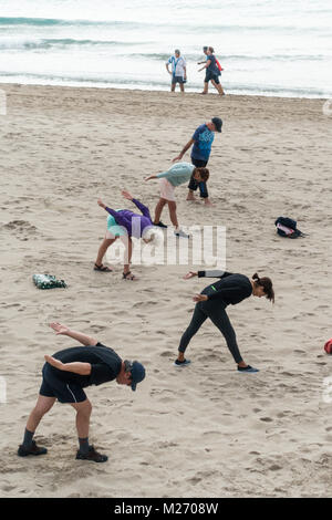 Senioren fit halten am Strand in Benidorm, Spanien. Männer Frauen Senioren, ältere fitness Klasse Stockfoto