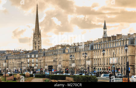 Bordeaux, Frankreich - 26. Januar 2018: Verkehr in den Quay Richelieu Straße in der Nähe des Flusses an einem Wintertag Stockfoto