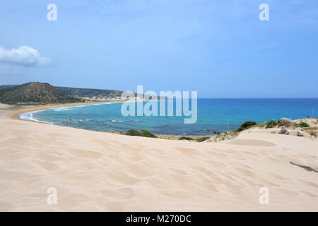 Dünen an der Küste des Mittelmeers genannt Golden Strand mit weißem Sand und warmen Wellen an Karpaz Bereich auf Zypern Insel. Stockfoto