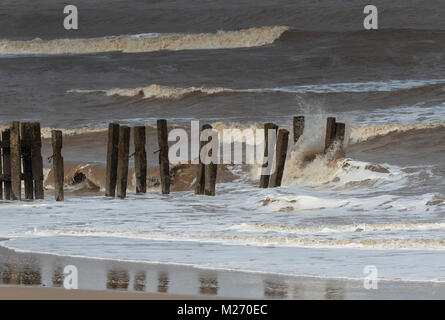 Winter auf der nördlichen Küste von Norfolk, beschädigte Deckwerken Stockfoto