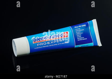 Blend-a-med Zahncreme auf Farbübergang Hintergrund isoliert. Stockfoto