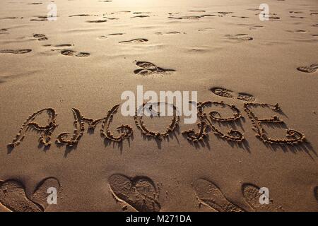 Text in Sand geschrieben am schönen Strand Stockfoto