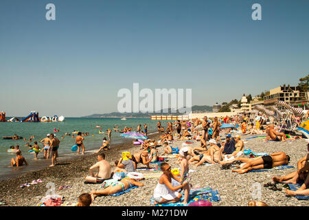 SOCHI, Russland - 27. AUGUST 2017: Die zentrale City Beach ist ein sonnigen Tag im August Stockfoto