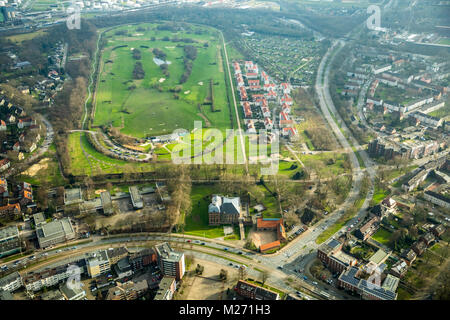 Horst Turfstraße Schloss und an der Rennstrecke in Gelsenkirchen im Ruhrgebiet im Stadtteil Buer in Nordrhein-Westfalen. Davor die Ren Stockfoto