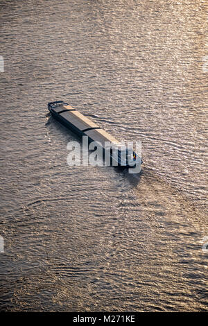 Hochwasser am Rhein zwischen Duisburg, Dinslaken und Voerde in Nordrhein-Westfalen. Peak Level nach dem Zweiten Hochwasser am Rhein im Jahr 2018. Frachtschiff Stockfoto