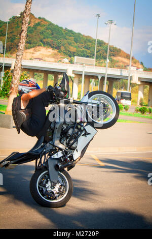 Stuntrading auf Motorrad Stunts während der Fahrt auf dem Hinterrad eines Willie stoppix Stockfoto